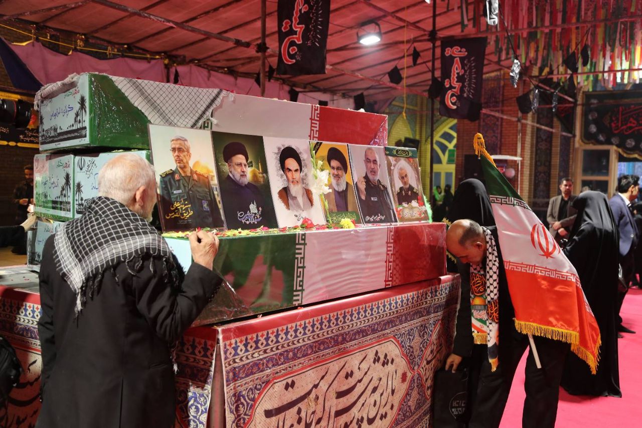 وداع مردم تهران با پیکرهای ۱۰۰ شهید گمنام در موزه ملی انقلاب اسلامی و دفاع مقدس