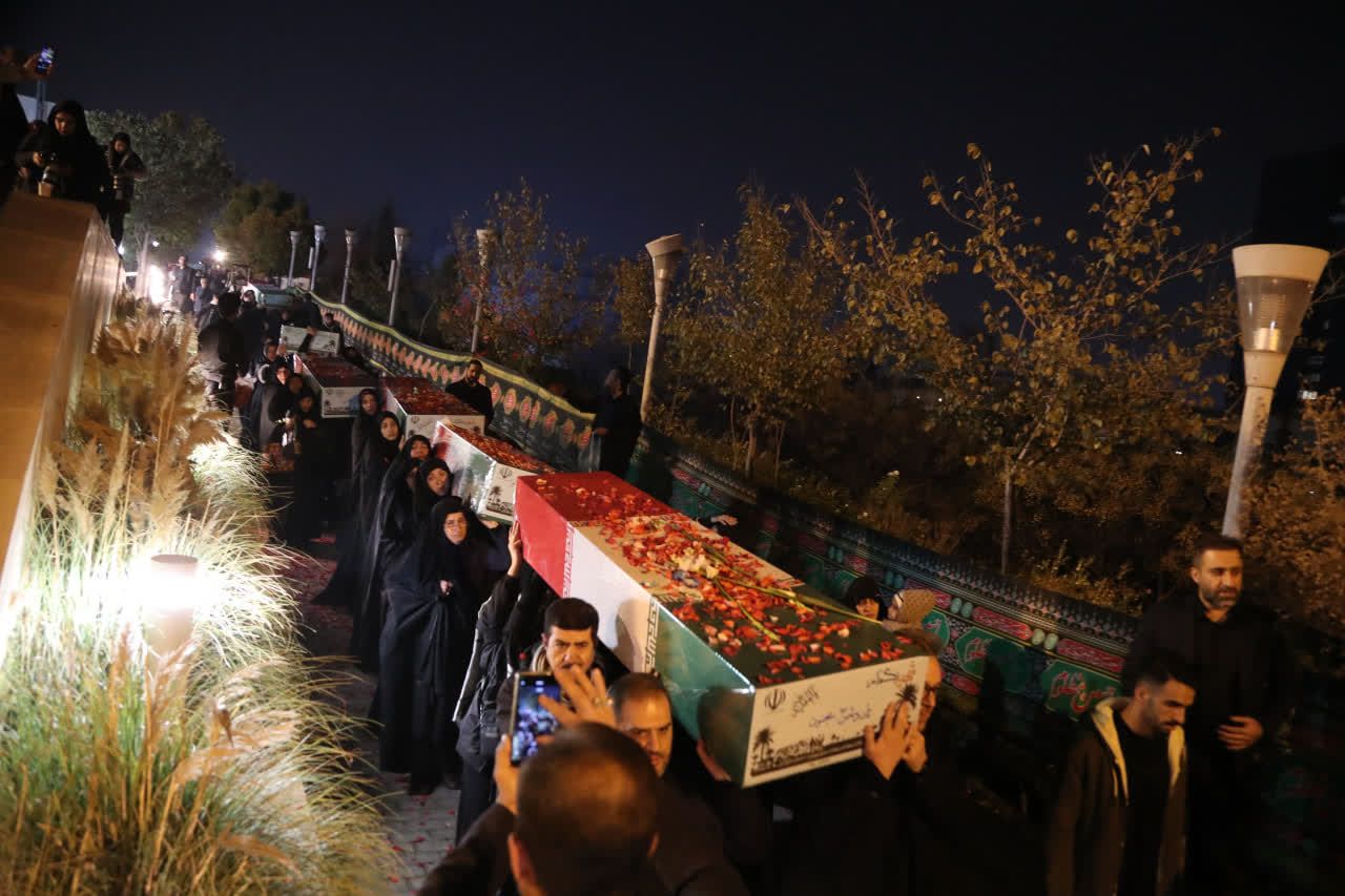 وداع مردم تهران با پیکرهای ۱۰۰ شهید گمنام در موزه ملی انقلاب اسلامی و دفاع مقدس