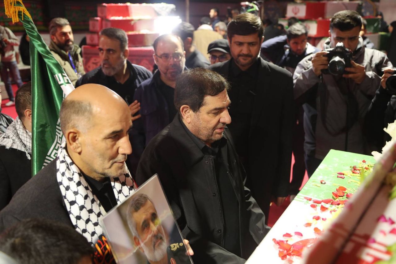 وداع مردم تهران با پیکرهای ۱۰۰ شهید گمنام در موزه ملی انقلاب اسلامی و دفاع مقدس