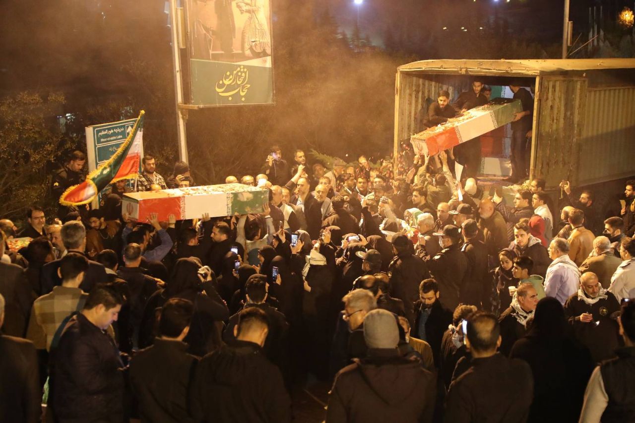 وداع مردم تهران با پیکرهای ۱۰۰ شهید گمنام در موزه ملی انقلاب اسلامی و دفاع مقدس