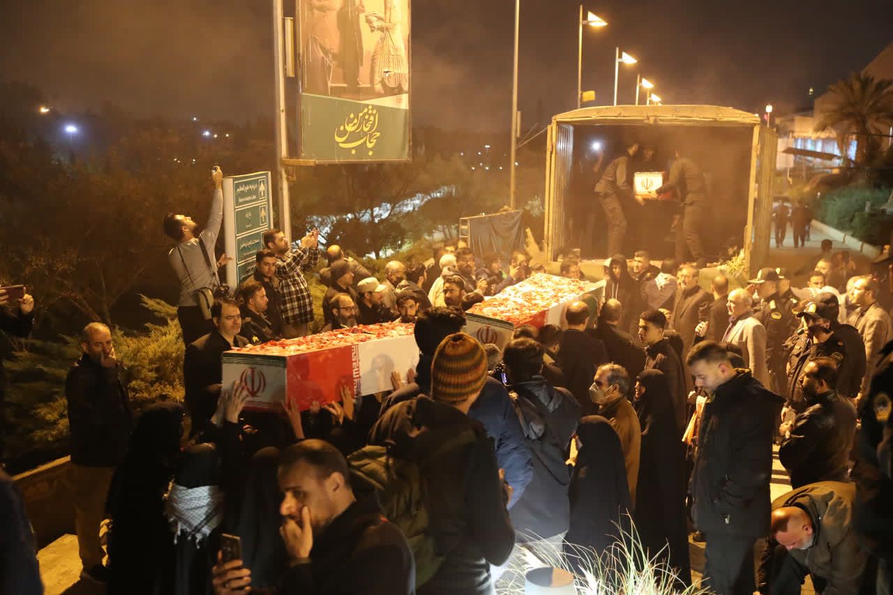 وداع مردم تهران با پیکرهای ۱۰۰ شهید گمنام در موزه ملی انقلاب اسلامی و دفاع مقدس