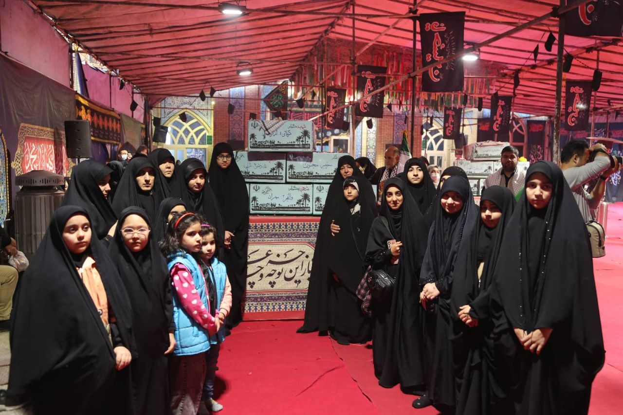 وداع مردم تهران با پیکرهای ۱۰۰ شهید گمنام در موزه ملی انقلاب اسلامی و دفاع مقدس